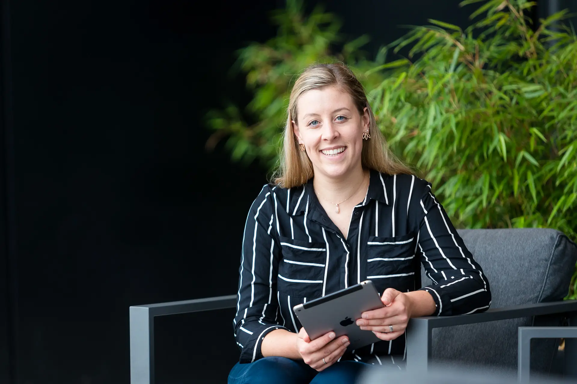 Portr&auml;t von Jessica Rumpf, Business Mentorin f&uuml;r Unternehmer-Eltern. Sie steht f&uuml;r emotionale Stabilit&auml;t, Wertebewusstsein und Freiheit.